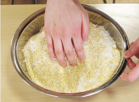 塩きり（玄米糀と塩を混ぜ合わせる作業）